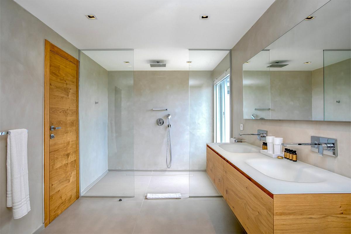 Luxury Villa Rental St Martin - Large luxury bathroom 2